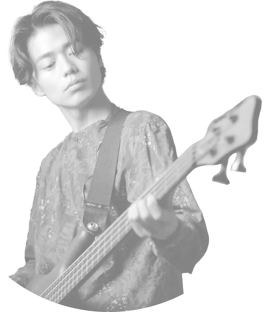 ベースを弾く男性